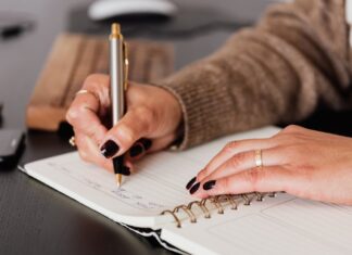 The Role of Essay Writing Services in Boosting Career Growth for Business Professionals