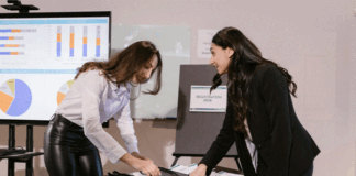 Trade Show Exhibit Designs: Navigating the Hybrid World - Blending Physical and Virtual