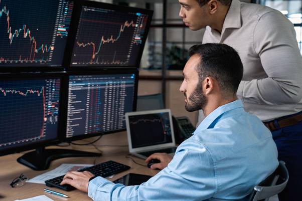 How Risk Management in Trading Builds Better Leaders
