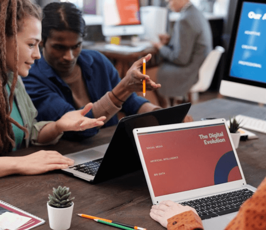 4 Best Agencies to Hire a Keynote Speaker in Toronto