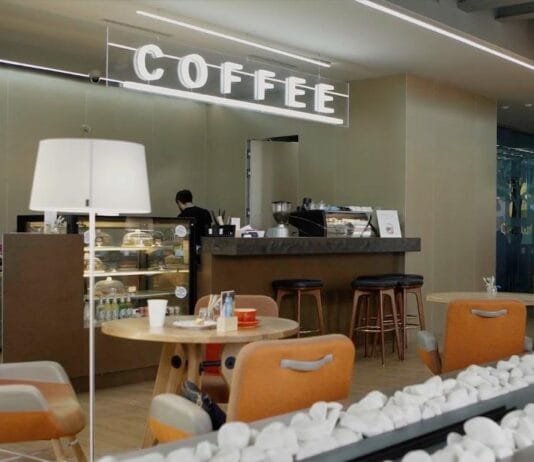 How Independent Cafés Compete With Chains Through Branding